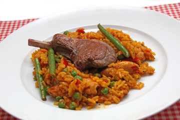 Paella mit Lamm und Hühnerfleisch