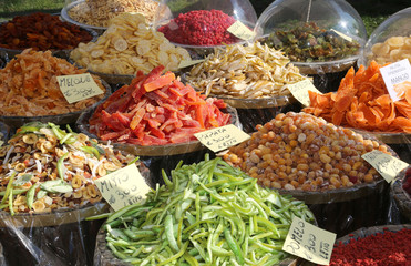 fruits for sale at the italian market with the names of fruits i