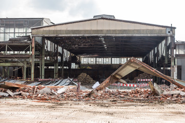 Fototapeta premium Zburz budynek fabryczny
