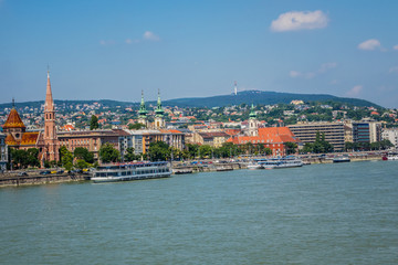 Naklejka premium Piękny panoramiczny widok od strony Budy w Budapeszcie. Węgry.