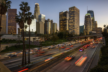 Naklejka premium Ruch w centrum Los Angeles w Kalifornii o zachodzie słońca