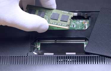 Installing RAM in your notebook
