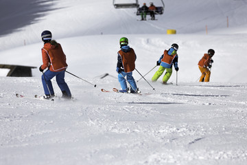 Skischule auf der Piste