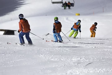 Fotobehang Skischule auf der Piste © Kara