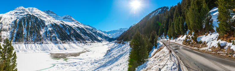 Austria Tirol Serfaus XXL Panorama Gipfel Schnee Alpen Furgler Kaunertal Gletscher Österreich Verkehr Abhang Straße im Hochgebirge Gebirgspass Winter Winterzeit Winterurlaub tourismus saison hochland