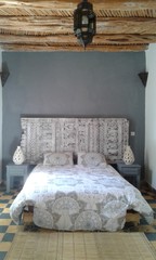 chambre maison couette tête de lit ancienne porte medina maroc