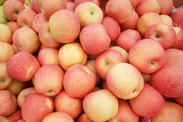 A pile of fuji apples