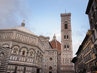 Fototapeta na wymiar Basílica catedral de Santa Maria del Fiore (Duomo) en Florencia, Italia (Opera di Santa Maria)