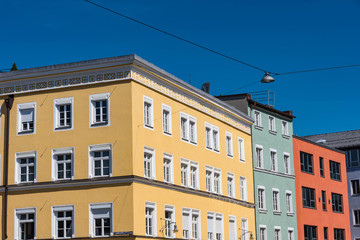 Fototapeta na wymiar Rosenheim Ludwigsplatz bunte Fassaden