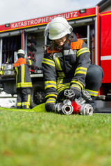 Feuerwehrmänner bereiten sich auf Einsatz vor