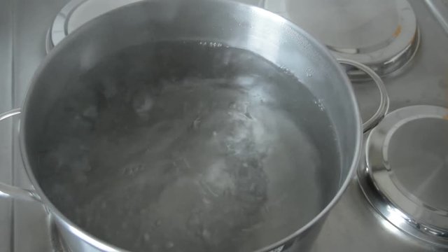 Kochendes Wasser im Edelstahl-Kochtopf