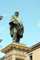 Fototapeta na wymiar Garibaldistatue in Florenz am Ufer des Arno