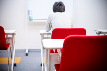勉強する男性