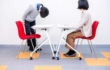 面接官にお辞儀をする男性