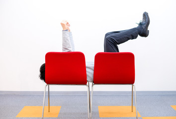 椅子の上でストレッチする男性