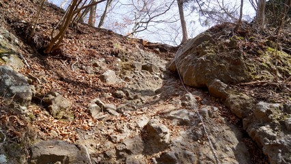 岩櫃山の沢通りから稜線へ出る鎖場