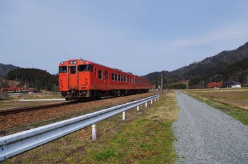 山間の田園と列車