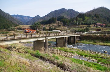 Fototapeta premium 田舎の集落と橋
