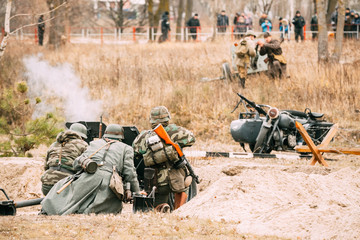 German gunners of the Wehrmacht keep the defense