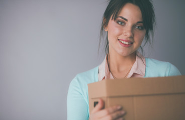 Obraz premium Portrait of pretty woman holding a box