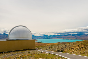 Obraz premium Tourists at Mt John University Observatory, The New Zealand's premier astronomical research observatory, Lake Tekapo,Canterbury, South Island, New Zealand.