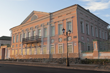 Fototapeta premium Building of the Museum of History and Culture of Veliky Ustyug is the former home of merchant Grigory Vasilievich Usov in the rays of the setting sun, Vologda region, Russia