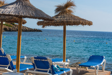 Blaues Meer, Strand mit Sonnenschirm auf Mallorca.