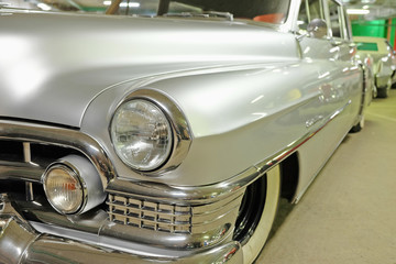 Obraz na płótnie Canvas front fender and headlight on an old American car