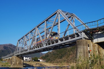 Fototapeta na wymiar ローカル列車と鉄橋
