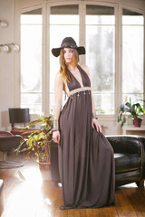 Jeune femme portant un chapeau et une robe 
