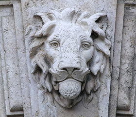 lion head statue2