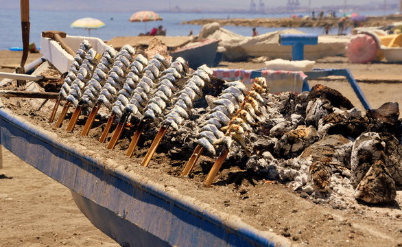 Sardinenspie&szlig;e am Strand von M&aacute;laga 