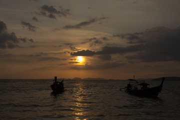 Obraz premium Traditional thai longtail boat at sunset on the Beach. Thailand, Krabi province