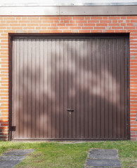 Garage mit einem braunen Tor