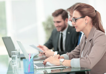 Obraz premium Business people working around table in modern office