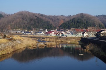 Fototapeta premium 冬の川と山間の町