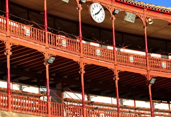 Überdachte Zuschauertribüne in der Stierkampfarena