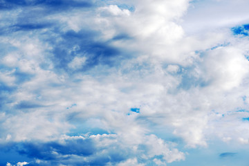 Fototapeta na wymiar Cloudy blue sky. Meteorología.