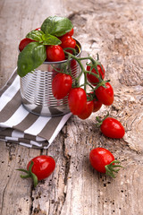 Pomodori in latta di alluminio