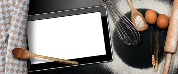 Store enrouleur tamisant Cuisinier Tablet Computer on a Baking Background