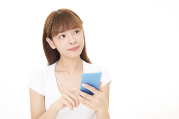 スマートフォンを持つ女性