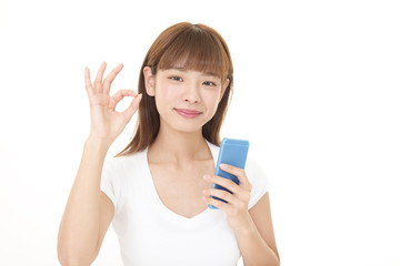 スマートフォンを持つ女性