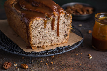 delicious pecans and caramel banana loaf cake