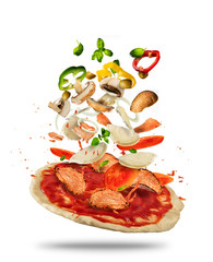 Ingrédients volants avec pâte à pizza, sur fond blanc