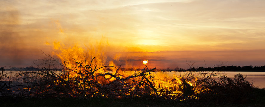 banner med brasa vid havet p&aring; valborgsm&auml;ssoafton