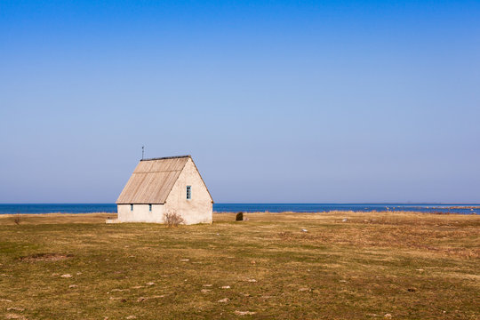 Gammalt kalkstenshus i Kovik