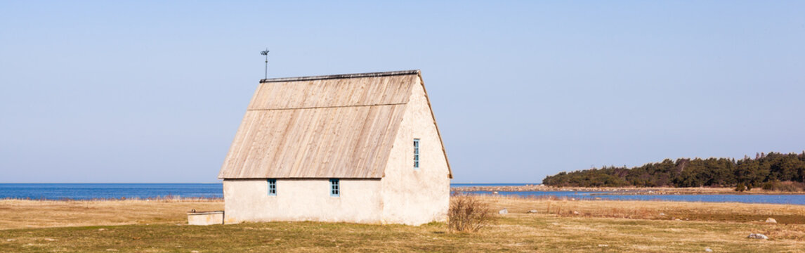 Panorama med ett gammalt kalkstenshus i Kovik