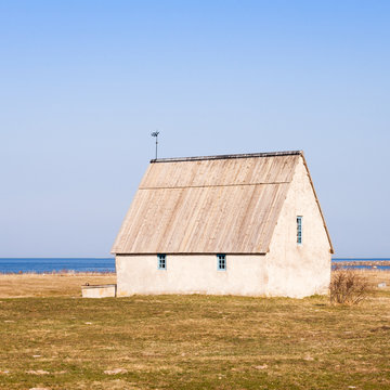 Gammalt kalkstenshus i Kovik