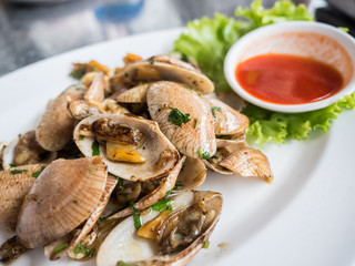 Clamshell stir fried with tomato sauce
