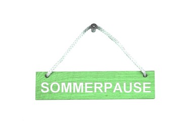 Hinweisschild aus Holz - Sommerpause